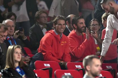 Rafa Nadal y Juan Carlos Navarro en las gradas del pabellón de Lille