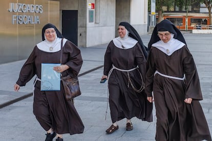 La madre superiora del convento de Belorado, sor Isabel de la Trinidad, y tres monjas del mismo convento salen del juzgado de Burgos.