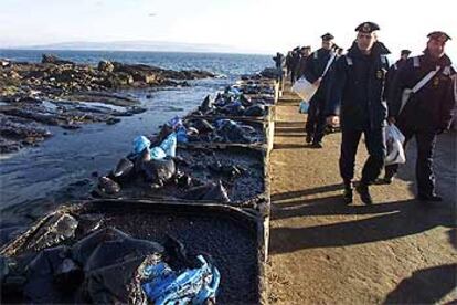 Cadetes de la Escuela Naval de Marín llegan a la isla de Ons para participar en las tareas de limpieza.