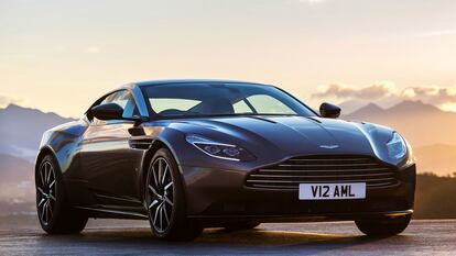 Respaldado por una nueva estructura de aluminio pegado que combina ligereza y resistencia, el DB11, uno de los dos modelos vendidos por la firma, establece un nuevo estándar para los grand tourers deportivos. Los elementos familiares han evolucionado y la parrilla del radiador ha sido reinterpretada. La cabeza LED y las luces traseras crean formas visuales expresivas. El precio supera los 200.000 euros.