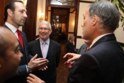 El presidente de la comunidad autónoma española de Islas Baleares, José Ramón Bauzá Díaz (i), el presidente de la Cámara Española de Comercio, Industria y Navegación del Uruguay, Manuel Barros (c) y el embajador de España Roberto Varela Faiña, participan en un encuentro empresarial en Montevideo (Uruguay).