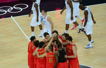 El equipo español forma un piña para celebrar su éxito.