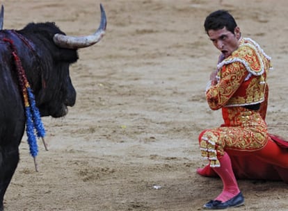 Joselillo, de rodillas frente al toro, este sábado en Pamplona.