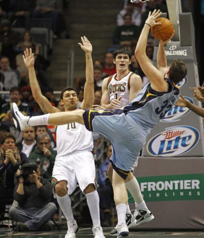 Marc Gasol trata de encestar ante Carlos Delfino y Ersan Ilyasova.