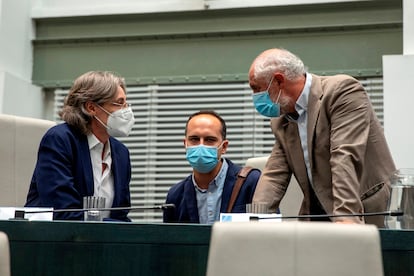 Los concejales del Grupo Mixto Marta Higueras, José Manuel Calvo, y Luis Cueto, antes del inicio de un pleno.