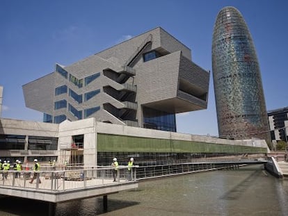 Fachada posterior del edificio Hub del disseny, con la torre Agbar al fondo, en la plaza de Les Glories de Barcelona.