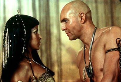 Uma cena apaixonada do filme <i>O Retorno da Múmia</i>, com a sedutora Anck-Su-Namum (Patricia Velásquez) e seu amante eterno, Imhotep (Arnold Vosloo).