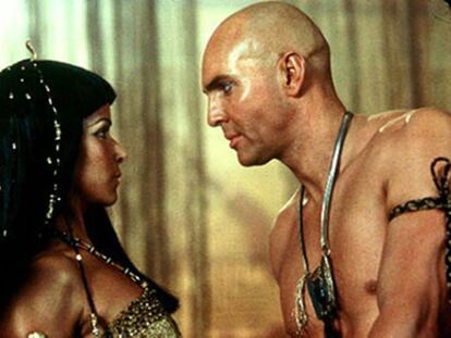 Uma cena apaixonada do filme <i>O Retorno da Múmia</i>, com a sedutora Anck-Su-Namum (Patricia Velásquez) e seu amante eterno, Imhotep (Arnold Vosloo).