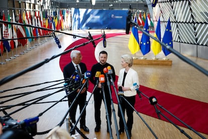 El presidente ucranio, Volodímir Zelenski, entre los presidentes del Consejo Europeo, António Costa, y de la Comisión, Ursula von der Leyen, este jueves en la cumbre de Bruselas.