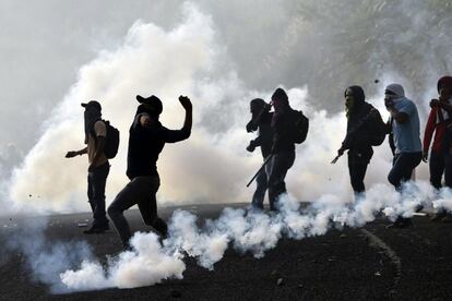 Estudiantes de maestro de Ayotzinapa protestan por la desaparicin de 43 estudiantes en Iguala, estado de Guerrero, Mxico.