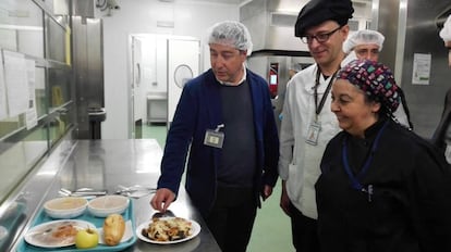 Joan Roca, con el personal responsable de la cocina en la cárcel de Puig de les Basses, en Figueres.