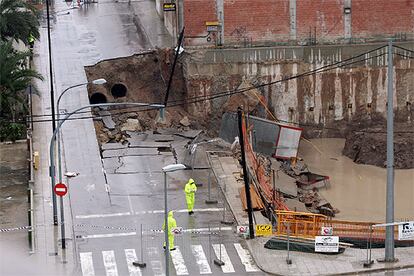 La calle del Doctor Ferran, en Alzira, con el socavn provocado por la mala cimentacin de las obras del solar de la derecha.