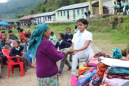 Sahin Pravin reparte compresas a las mujeres de la aldea.