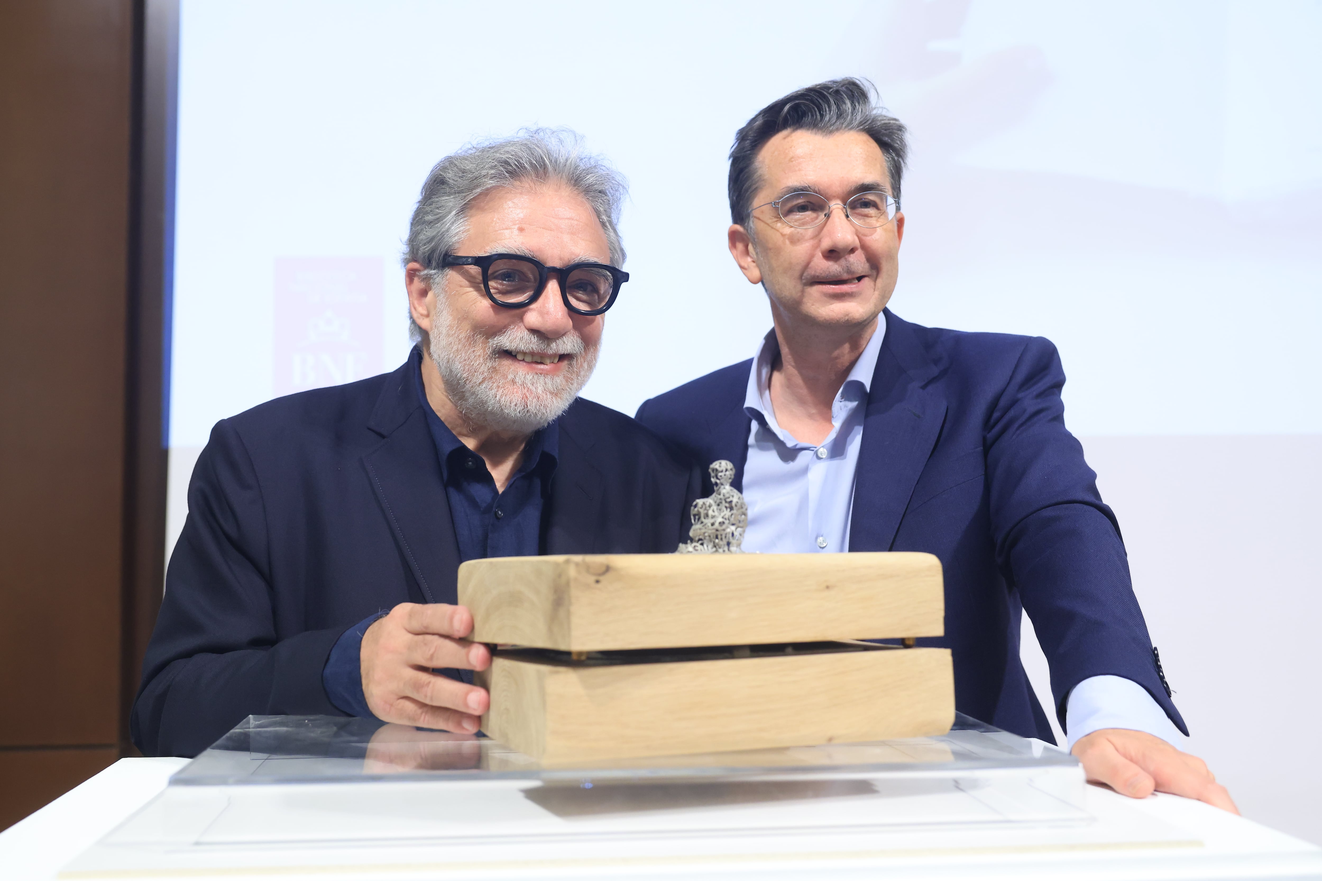 Una escultura-libro de Jaume Plensa para homenajear a Joan Margarit y su poesía de resistencia moral
