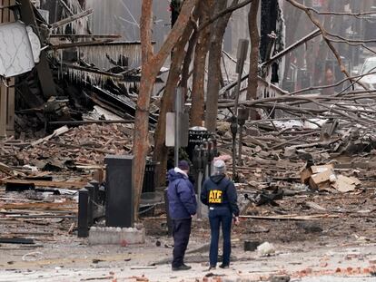 Personal del servicio de emergencias trabaja en el lugar de la explosión, este viernes en Nashville.