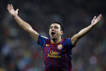 Xavi celebra su gol al Madrid en el clásico.