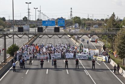 Trabajadores del hospital de Bellvitge cortan la Gran Via en protesta contra los recortes.