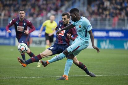 Joan Jordán (izquierda) y (23) Samuel Umtiti, en una jugada.