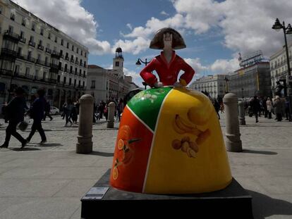 Menina gastronómica, de Hermanos Torres, una de las estatuas de la exposición, en la Puerta del Sol. 