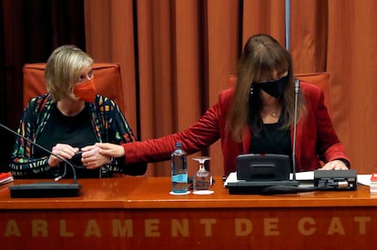 La presidenta del Parlament, Laura Borràs (a la derecha), y la vicepresidenta primera, Alba Vergés, durante la reunión de la Mesa, este martes.