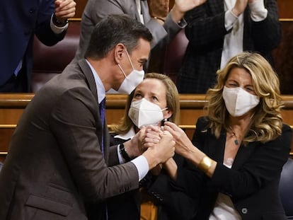 El presidente del Gobierno, Pedro Sánchez, felicita a la vicepresidenta segunda y ministra de Trabajo, Yolanda Díaz, ante la mirada de Nadia Calviño, vicepresidenta primera y ministra de Economía, el jueves tras la aprobación en la Cámara baja.