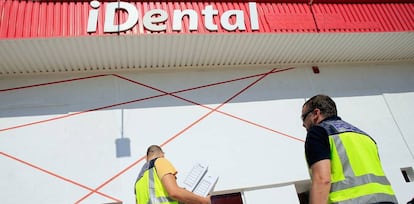 La Polic&iacute;a Nacional en el registro de la sede iDental en localidad castellonense de Betx&iacute;.