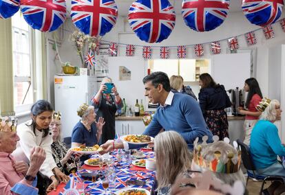 El primer ministro, Rishi Sunak, también ha asistido junto a su mujer, Akshata Murty, para conmemorar el homenaje a los voluntarios. Ha visitado el comedor de Mill End Community Centre, en Rickmansworth. Sunak ha servido, cocinado y brindado por los reyes Carlos III y Camila. 