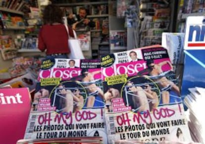 Un kiosko muestra la revista con el 'top less' de la duquesa de Cambridge, ayer en Niza (sur de Francia).