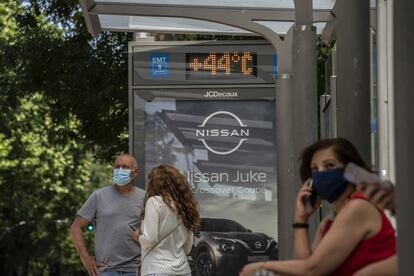 Un termómetro indica 44º en una parada de autobús en el madrileño paseo del Prado. Los días críticos del episodio, según informa la Aemet, serán hoy sábado y mañana domingo en buena parte de la Península.