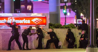 Polic&iacute;as de Dallas repelen los disparos del francotirador