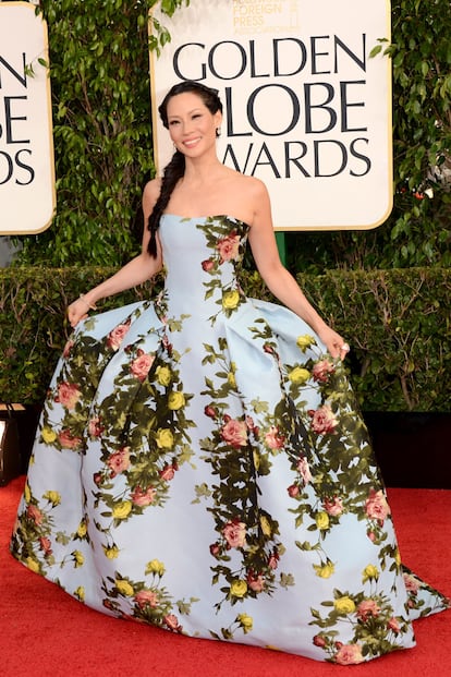 Lucy Liu parece recién salida de un jardín con este vestido floreado de Carolina Herrera.