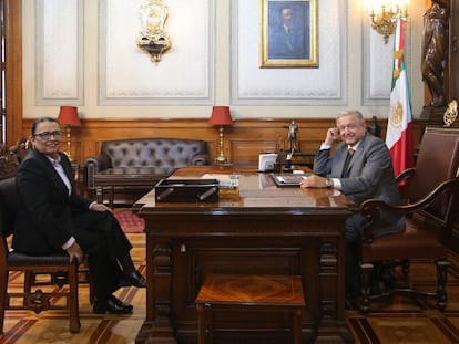 Andrés Manuel López Obrador, este lunes con la secretaria de Seguridad Pública, Rosa Icela Rodríguez.