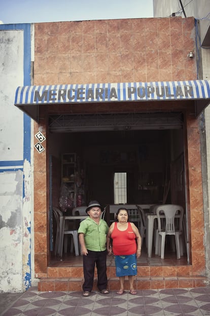 Beatriz Nascimento da Cruz, 75 anos, e seu irmão Joao Nascimento da Cruz, 71 anos. Beatriz tem o Mercado Popular de Itabaianinha.