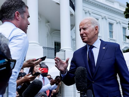 Joe Biden se dirige a los medios de comunicación