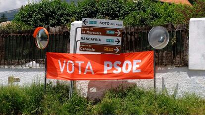 Carteles electoral en el puerto de Morcuera. Madrid.
