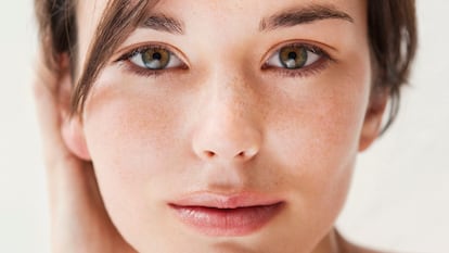 Artículo de EL PAÍS Escaparate sobre eliminar milium de la cara con este exfoliante con ácido salicílico.