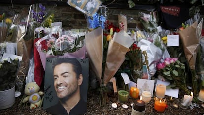 Tributo a George Michael, en su casa al norte de Londres.