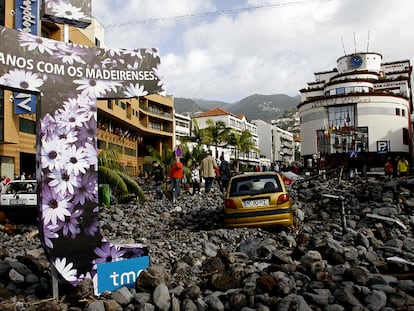 El aspecto de una de las calles de Funchal tras el fuerte temporal.