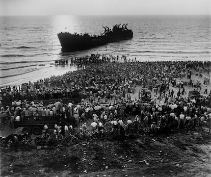 June 1948. Crowds gather on the beach in Tel Aviv to view the wreckage of Altena, a ship loaded with Jewish fighters and weapons that was attacked by the newly created Israel Defense Forces.