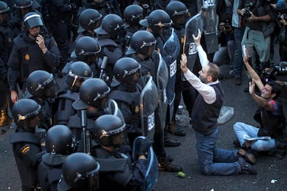 Pérez no se especializó en ningún género, ha tocado prácticamente todos en sus 47 años en EL PAÍS. En la imagen, cientos de policías antidisturbios impiden acercarse al Congreso de los Diputados en Madrid a los manifestantes que trataban de cercar el Parlamento, en 2012.