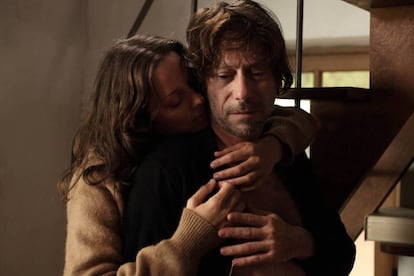 Marion Cotillard y Mathieu Amalric, en 'Los fantasmas de Ismael'.