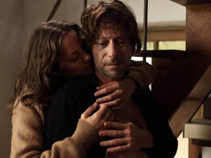 Marion Cotillard y Mathieu Amalric, en 'Los fantasmas de Ismael'.