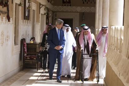 Kerry pasea junto al ministro de Exteriores saudí, el príncipe Saud al Faisal, este jueves en Arabia Saudí.