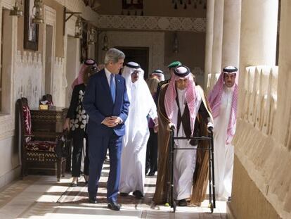 Kerry pasea junto al ministro de Exteriores saud&iacute;, el pr&iacute;ncipe Saud al Faisal, este jueves en Arabia Saud&iacute;. 