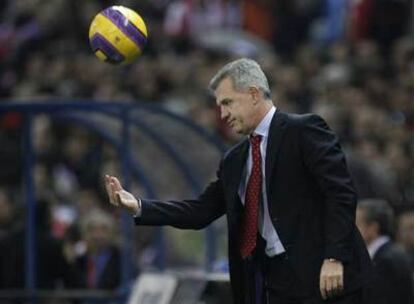 Javier Aguirre devuelve el balón desde la banda.