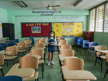 Una estudiante en una clase vacía de Panamá.