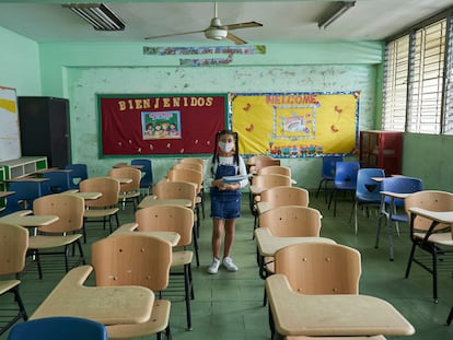 Una estudiante en una clase vacía de Panamá.