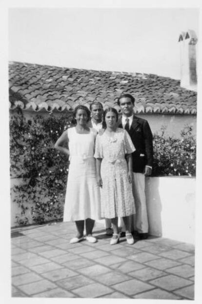 Lorca junto a sus parientes Rafael Troyano de los Ríos, a Laura de los Ríos (en el centro) y a Rita María Troyano de los Ríos. La fotografía fue tomada en la huerta de Granada.