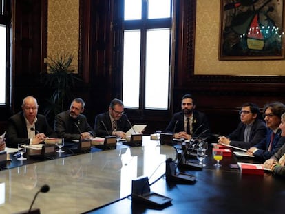 Reunión en el Parlamento de Cataluña presidida por Roger Torrent, ayer.