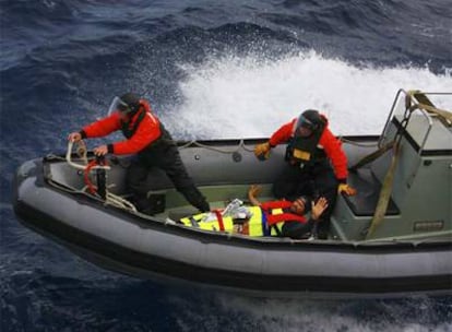 Yann Eliès saluda tras ser rescatado